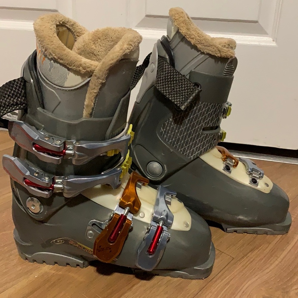 Salomon irony women’s ski boots. Size 23.5.
